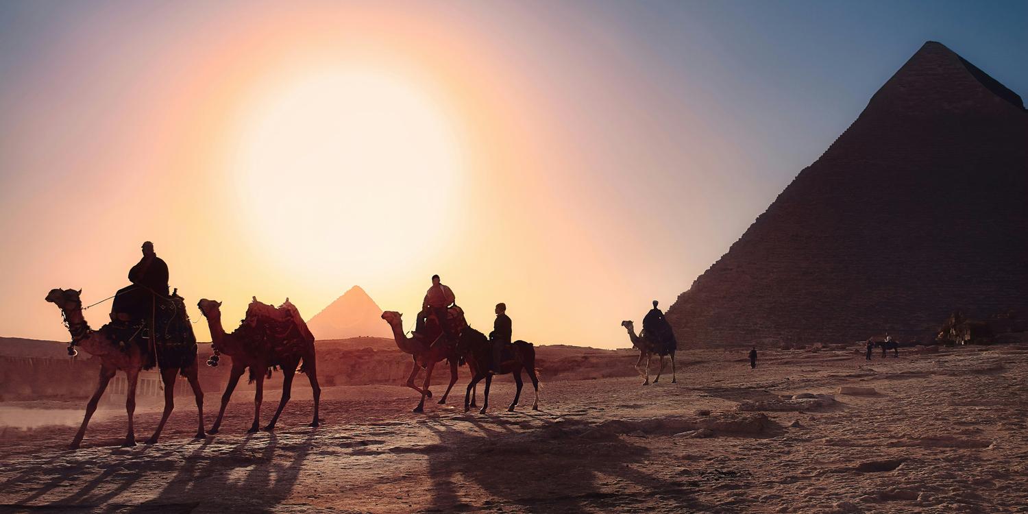 Background image of Giza