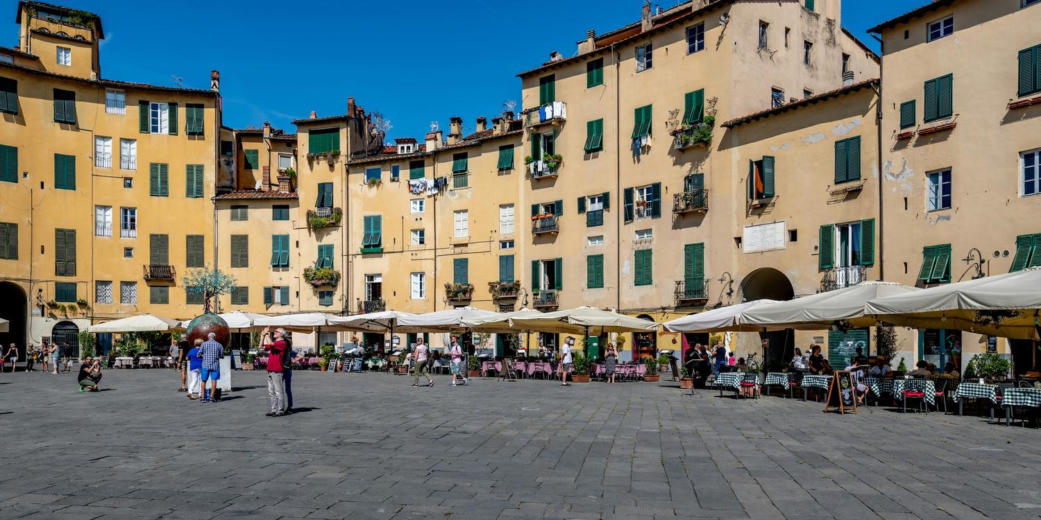 Background image of Lucca